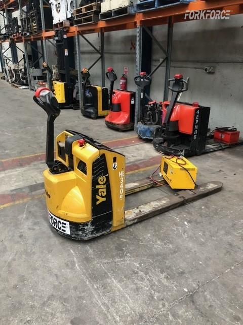 Yale MO20 2T Centre Rider Pallet Truck