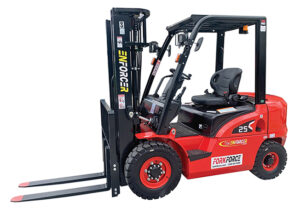 FLDCXT25-08X2US Enforcer 2.5T Diesel Forklift- Front/ Side View